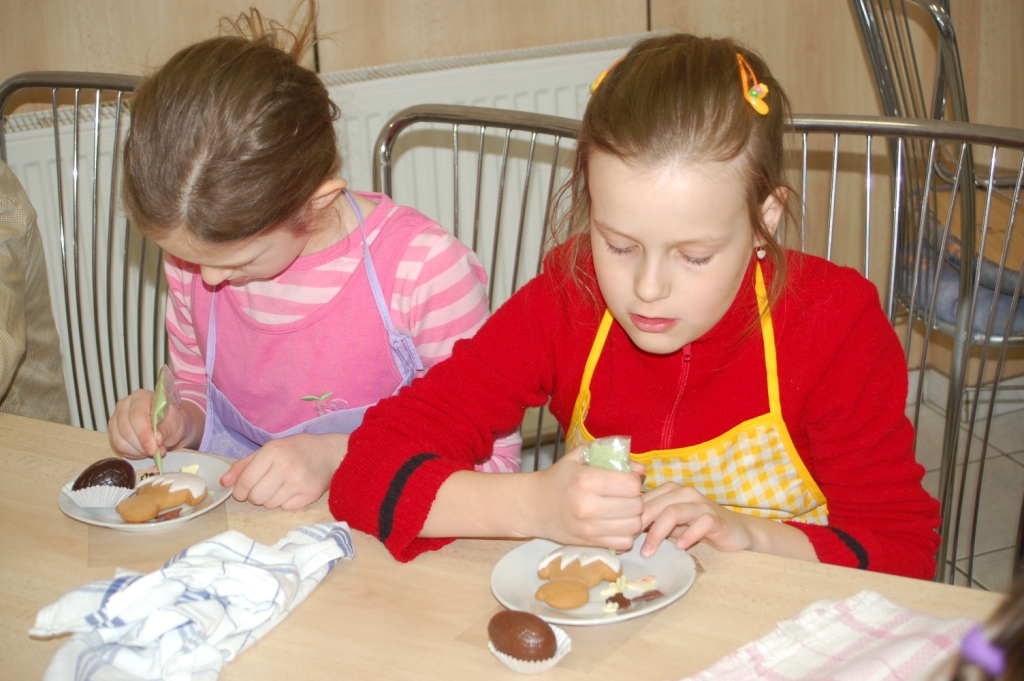 Fotogaléria Zdobenie veľkonočných medovníčkov (6) Zdobenie veľkonočných medovníčkov