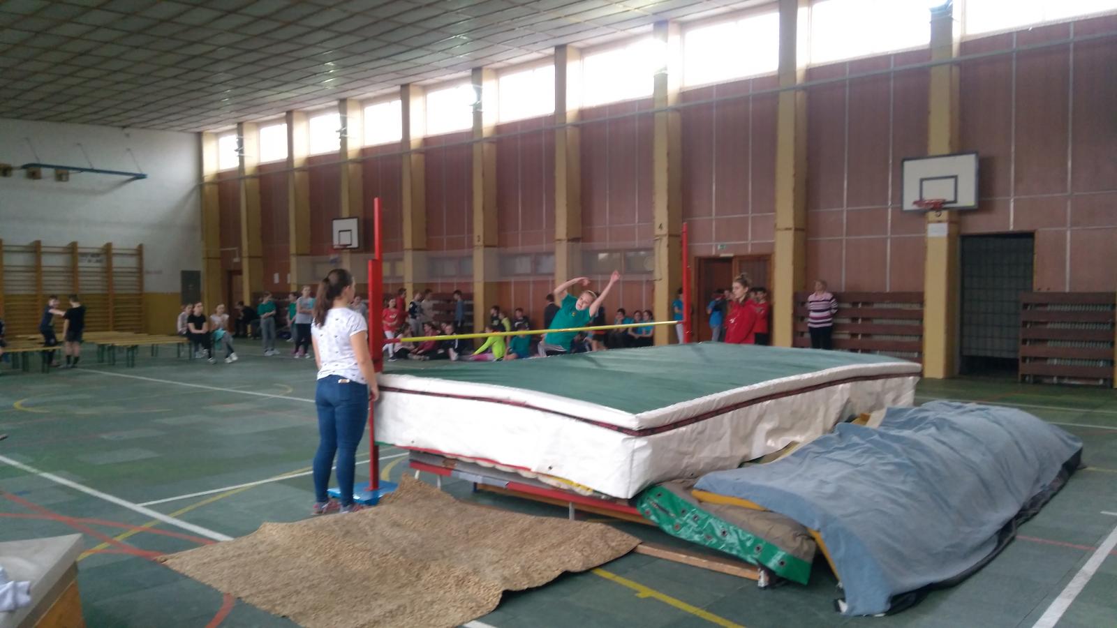 Fotogaléria Súťaž v skoku cez latku (7) Súťaž v skoku cez latku